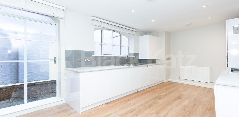 			3 BEDROOM MEWS HOUSE, 3 Bedroom, 1 bath, 1 reception Mews House			 Dove Road, CANONBURY 